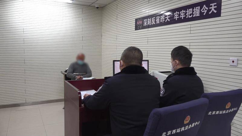 华为手机p9被偷
:尾随女士进站偷手机一男子被铁警刑事拘留